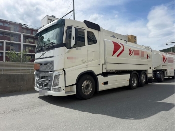 Volvo FH 540 6x2 Tank Truck (4 x 4,500 L Compartments)