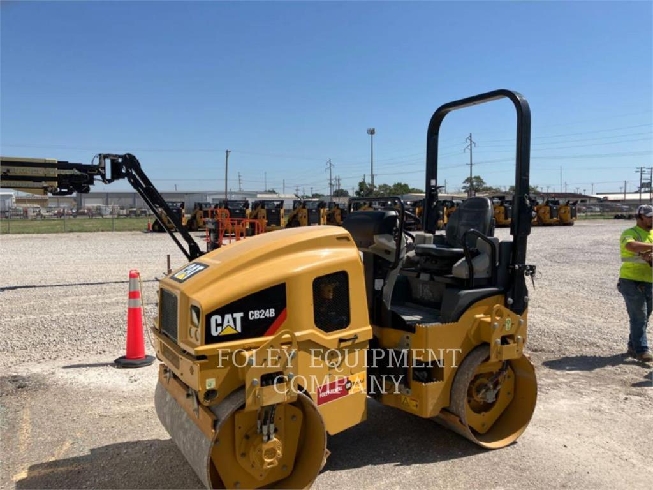 CAT 1/50 ロードローラ CB13 1:50 Cat® CB-13 Tandem Vibratory Roller with ROPS — Diecast