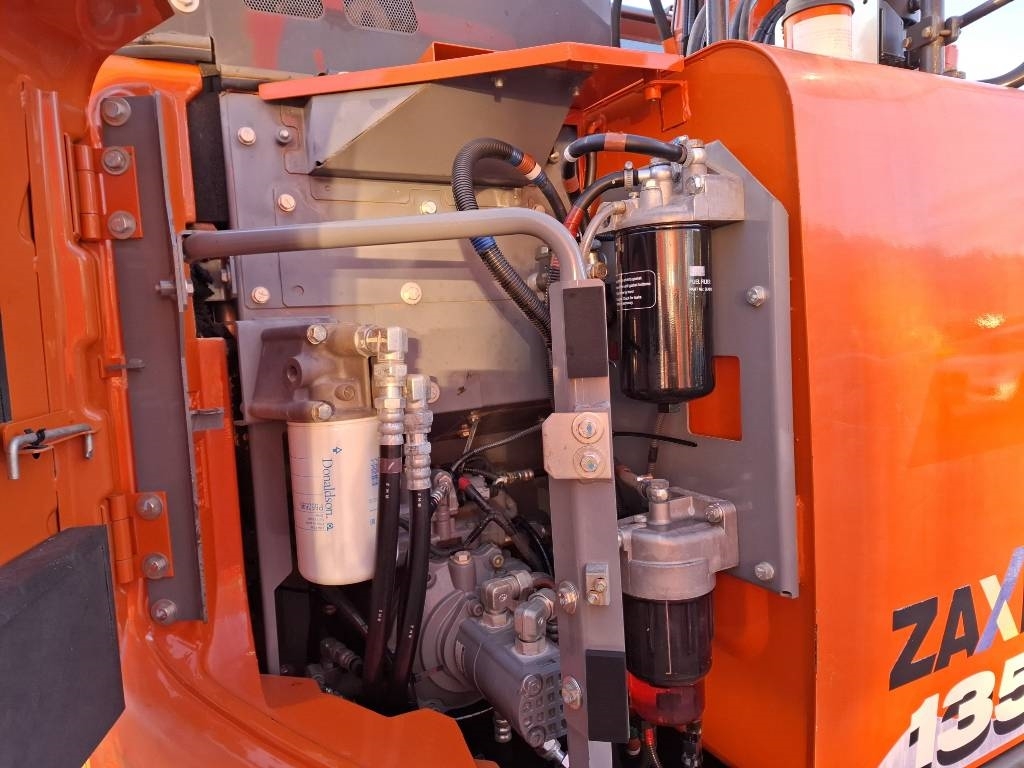 hitachi-zx-135-us-6-materiaali,587c0c11