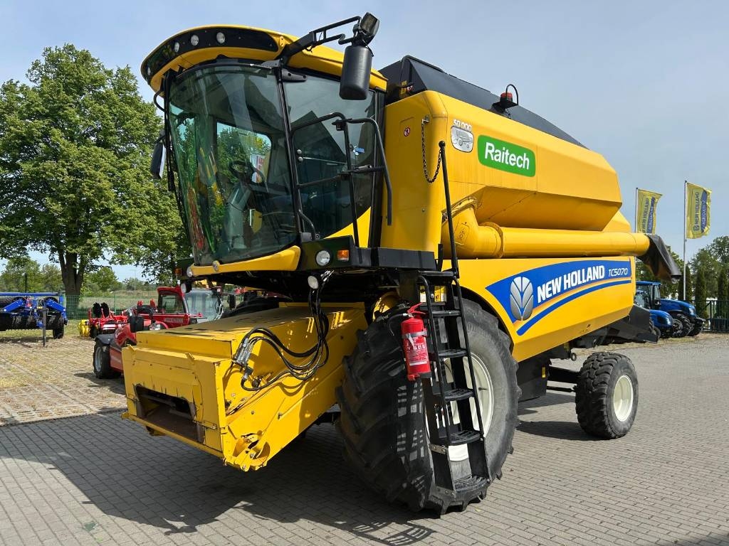 New Holland TC 5070 - Combine Harvesters - Agriculture - Danish Agro  Machinery