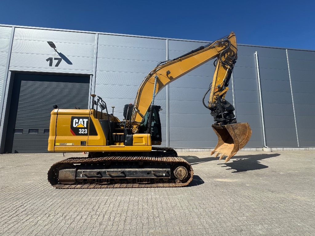CAT 323 – bilde 1