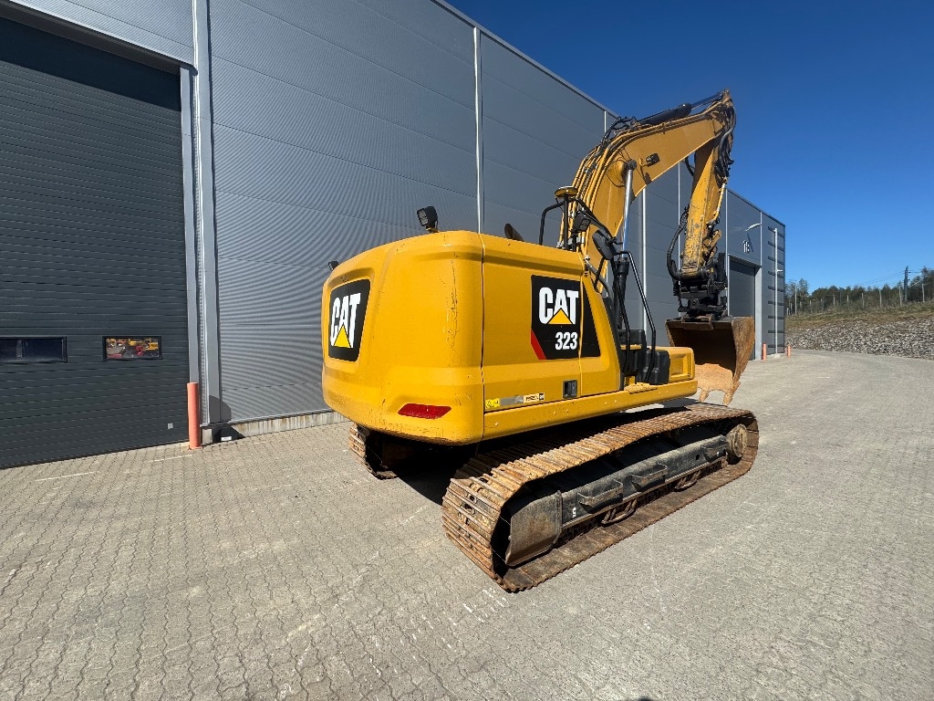 CAT 323 – bilde 2
