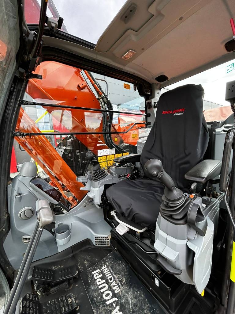 hitachi-zx225uslc-7-pyorittaja,176bf43d