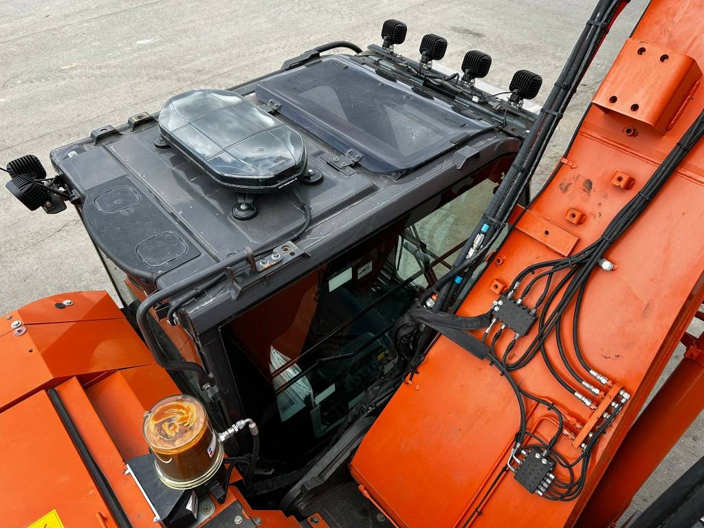 hitachi-zx225uslc-7-pyorittaja,2a67a96c