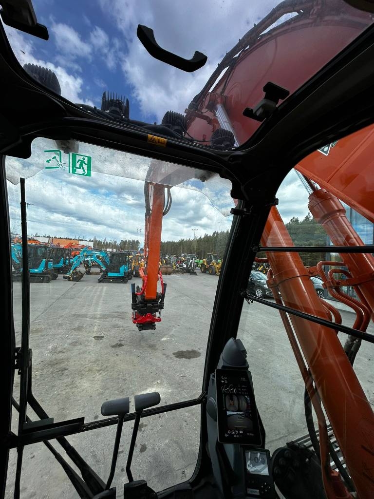 hitachi-zx225uslc-7-pyorittaja,50c92ee4