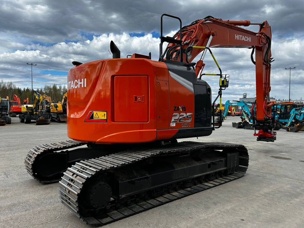 hitachi-zx225uslc-7-pyorittaja,67973c26