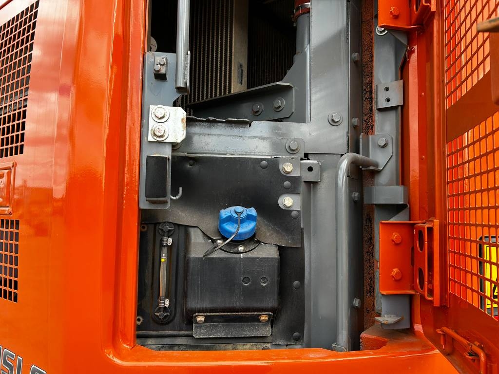 hitachi-zx225uslc-7-pyorittaja,8992d2ca