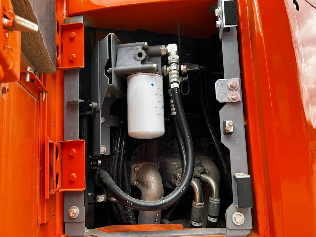 hitachi-zx225uslc-7-pyorittaja,cc6134f9