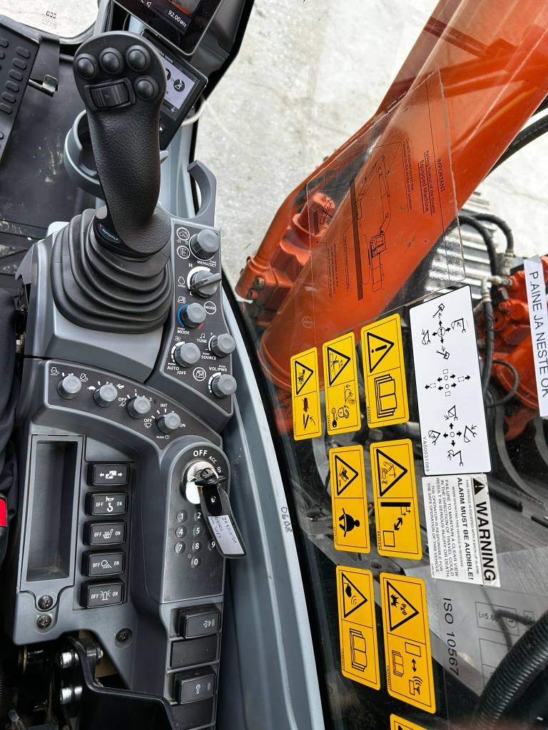 hitachi-zx225uslc-7-pyorittaja,d55d8259