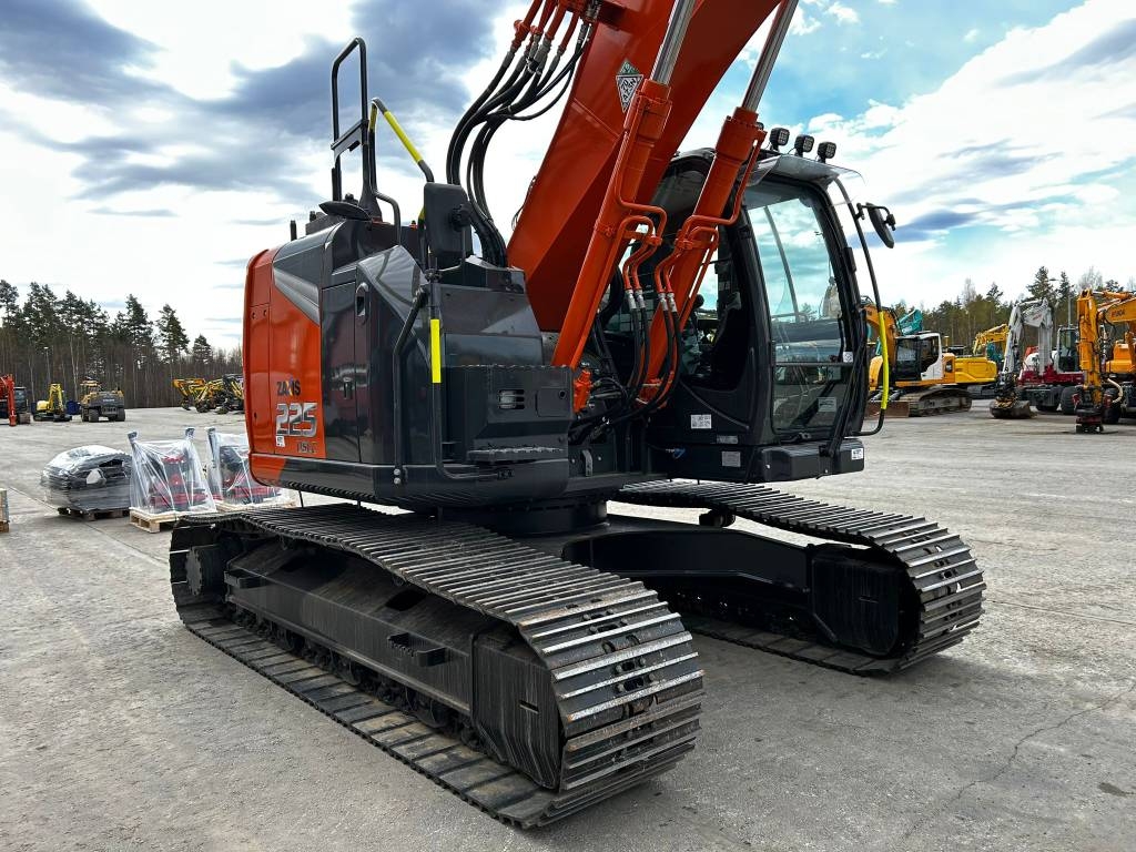 hitachi-zx225uslc-7-pyorittaja,ec83514e