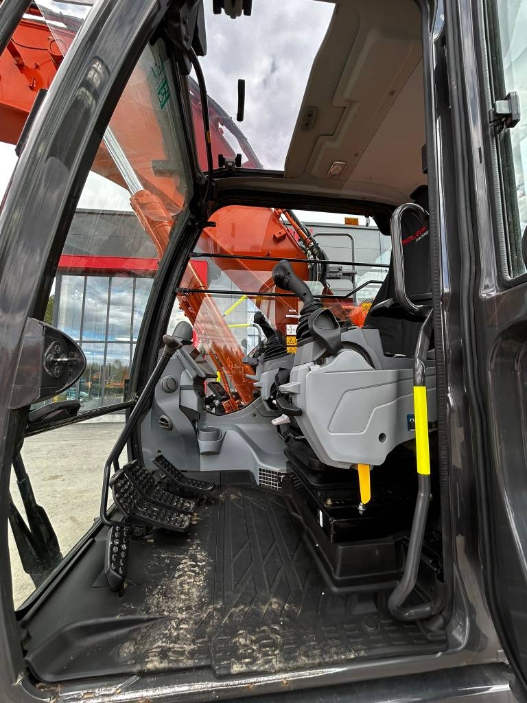 hitachi-zx225uslc-7-pyorittaja,f1979b18
