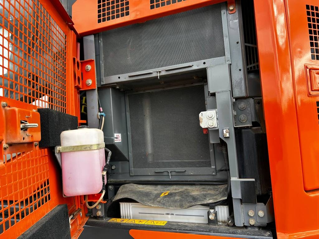 hitachi-zx225uslc-7-pyorittaja,f7d4d8af