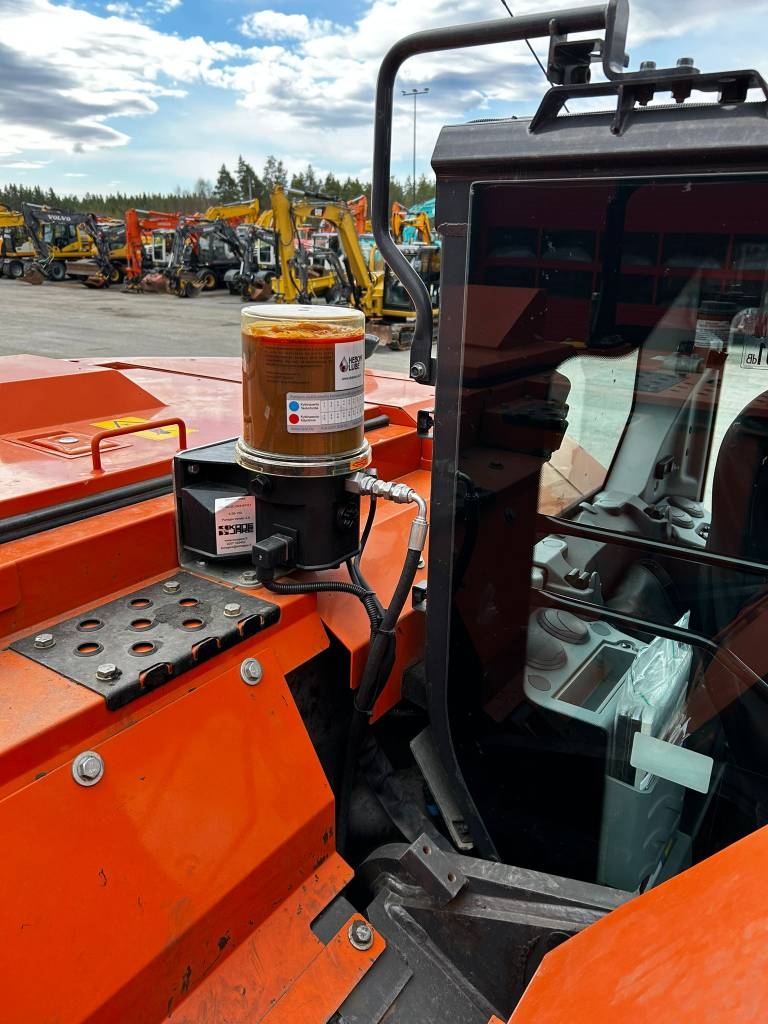 hitachi-zx225uslc-7-pyorittaja,fb440164