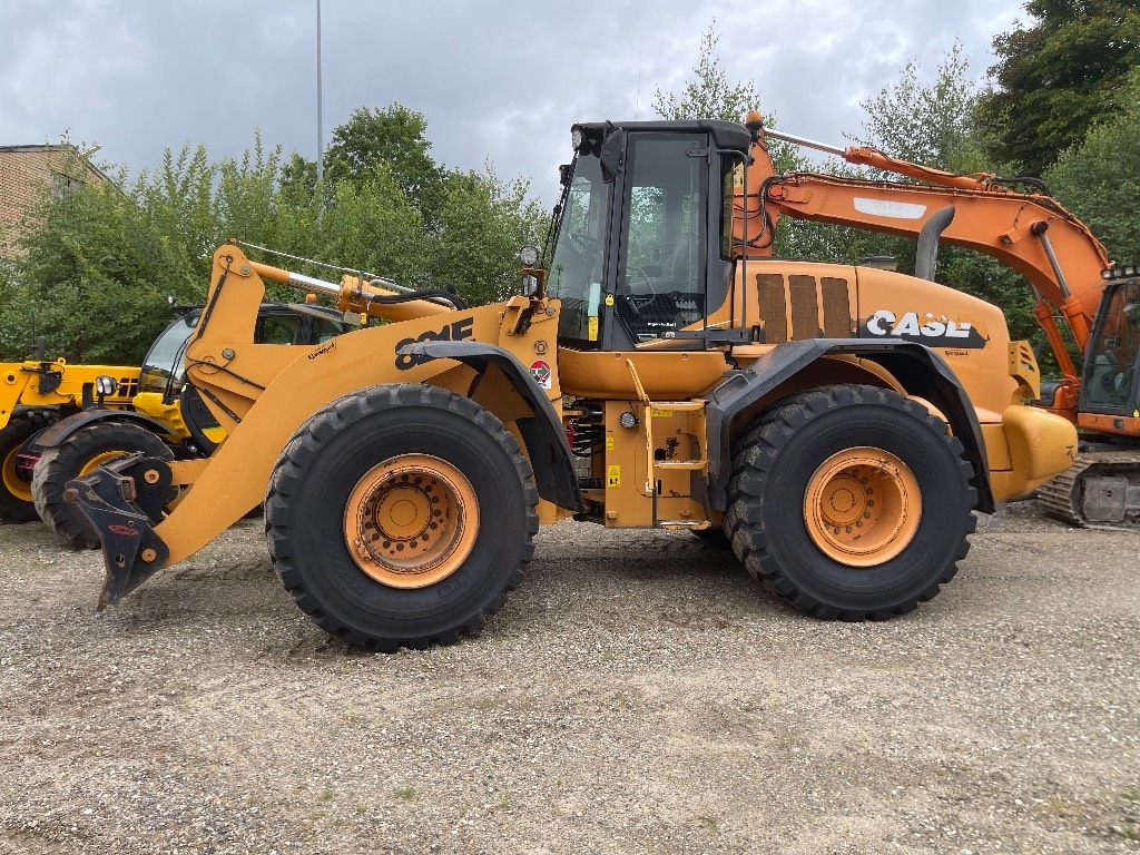 CASE 821 E