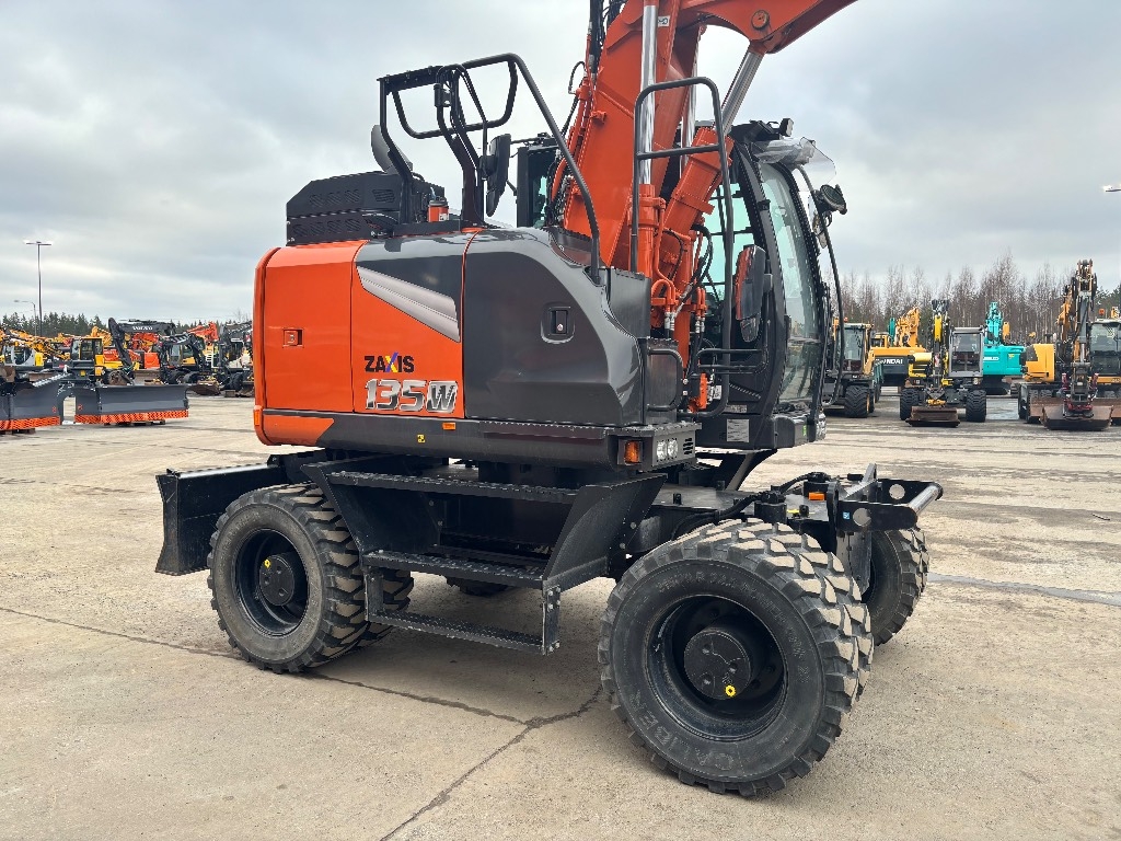 hitachi-zx-135-w-7-pyorittaja,15a0b392