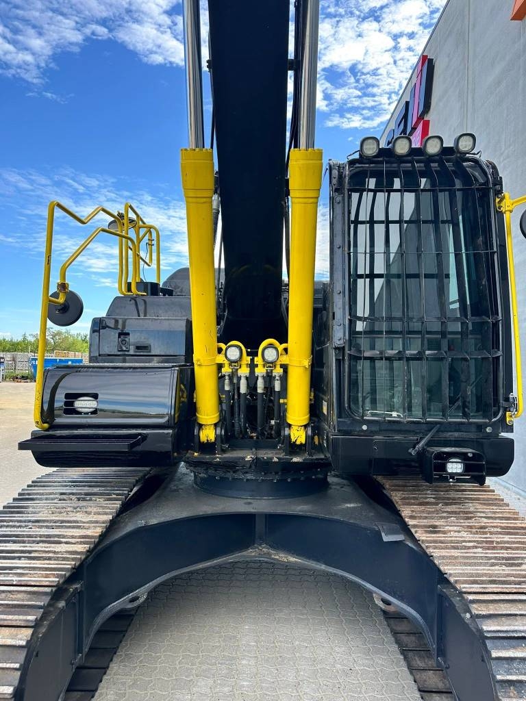 Komatsu PC210-11