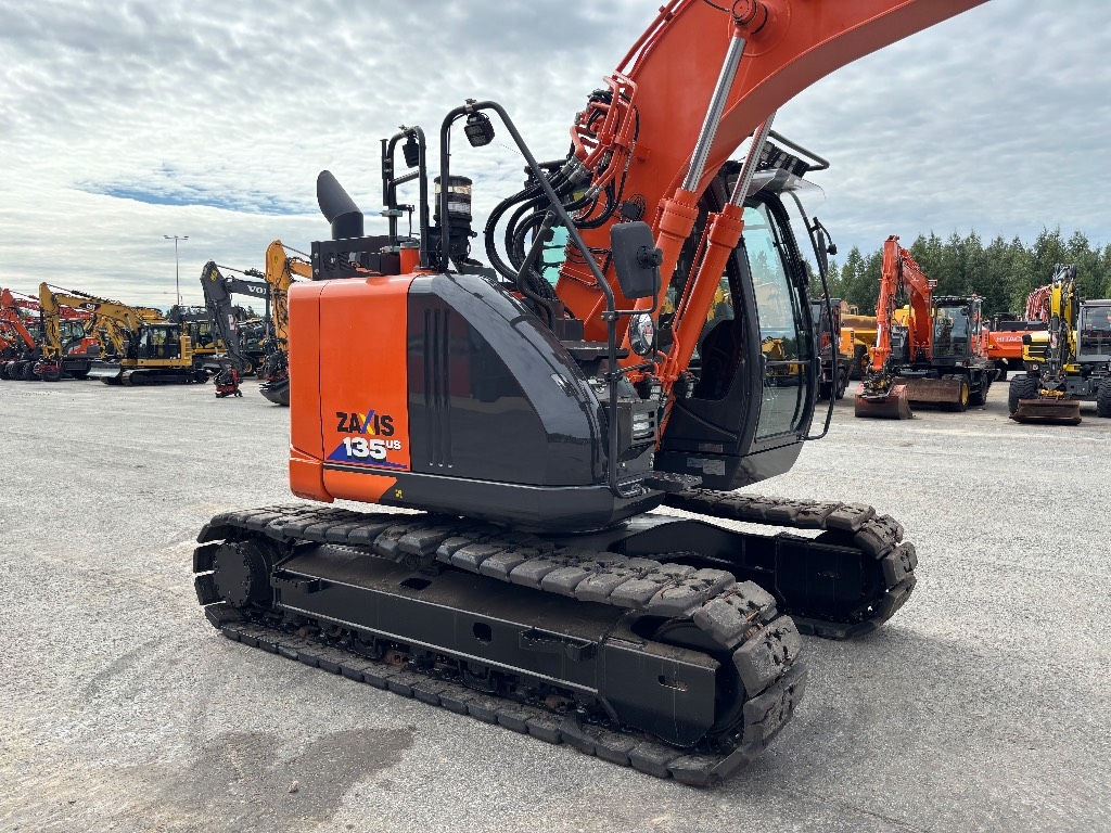 hitachi-zx-135-us-6-pyorittaja,56b1f46a