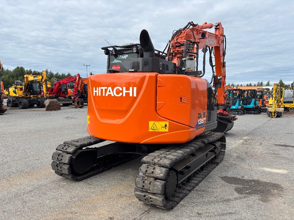 hitachi-zx-135-us-6-pyorittaja,5c37e0bf