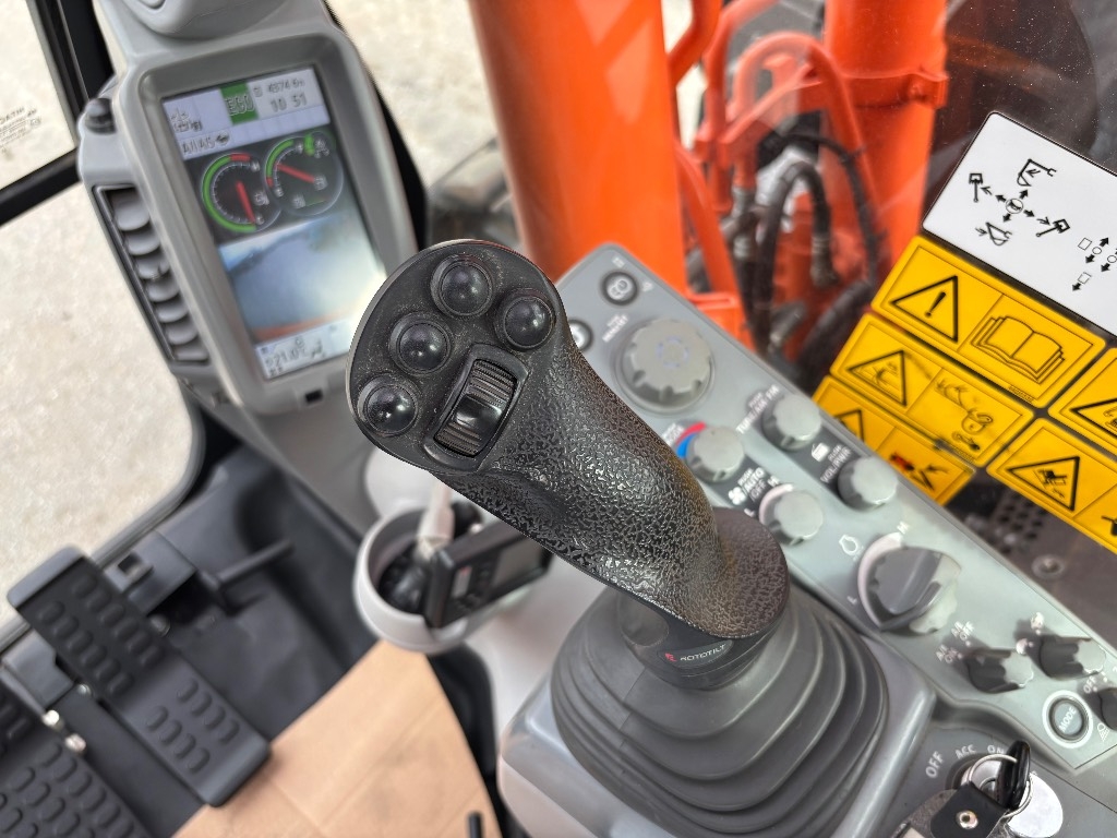 hitachi-zx-135-us-6-pyorittaja,5ff16252
