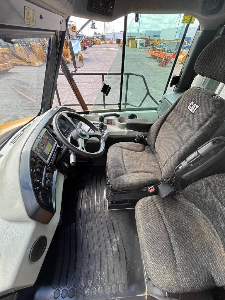 CAT 745 C (CE /Low Hours)