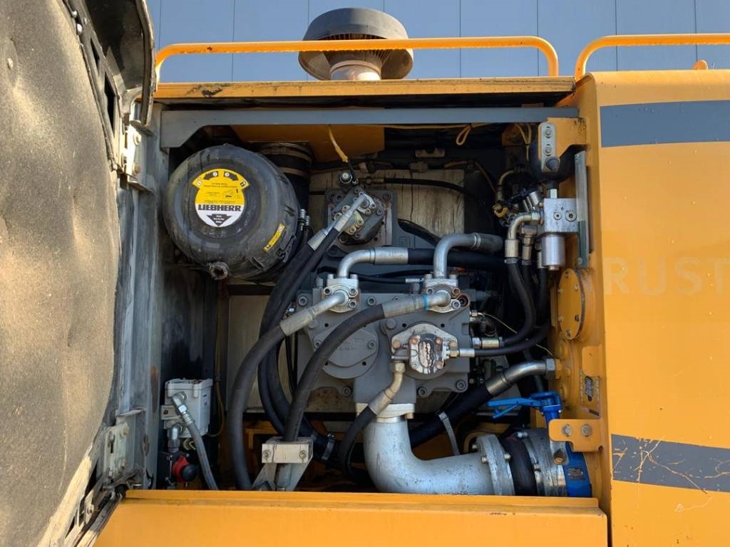Liebherr R 946 LC