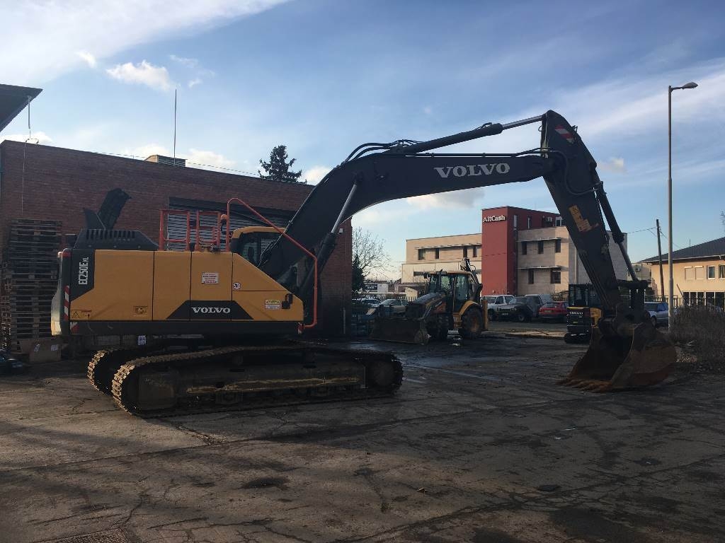 Volvo 250 экскаватор