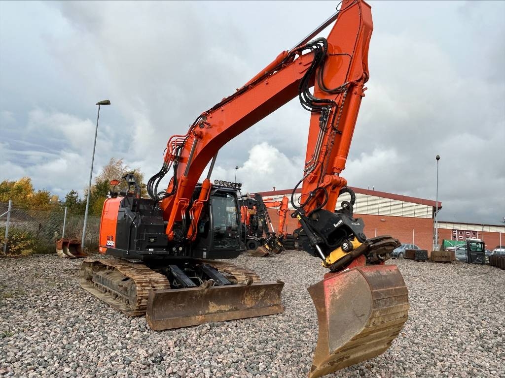 Hitachi ZX225USBL-6, Bandgrävare, Entreprenad