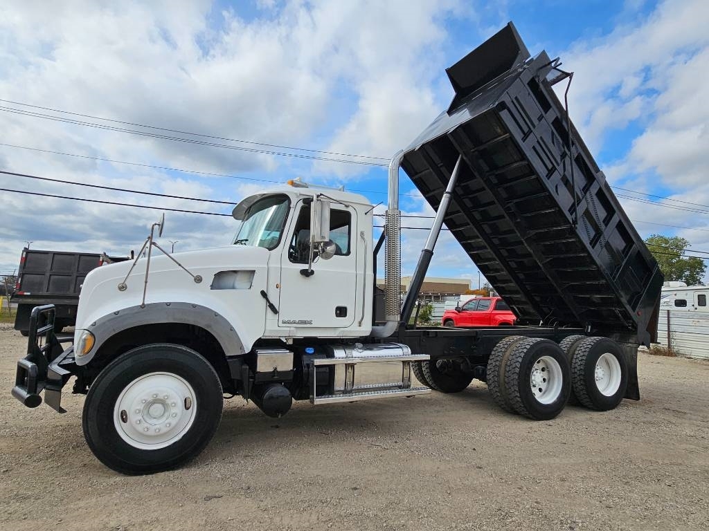 Mack GU713 MP8 13SPD 15 FT TANDEM DUMP TRUCK