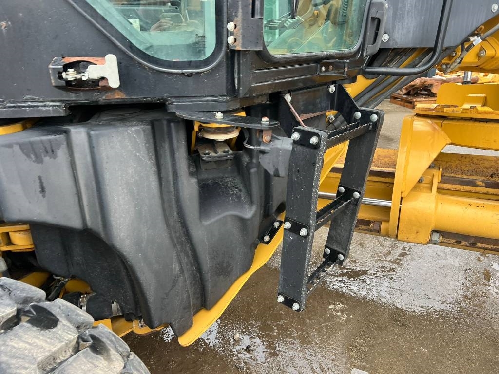CAT 140 M AWD