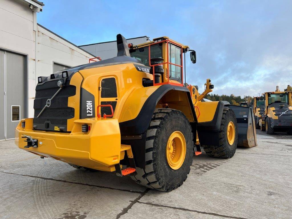 Buy Used Volvo L220H Wheel loader for sale in Stockholm, Sweden · PAN ...