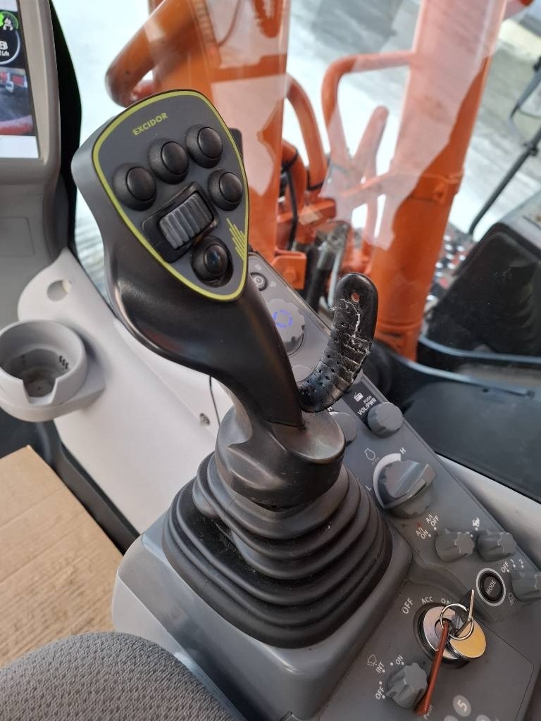 hitachi-zx-300-lc-6-pyorittaja,1ba24ac7