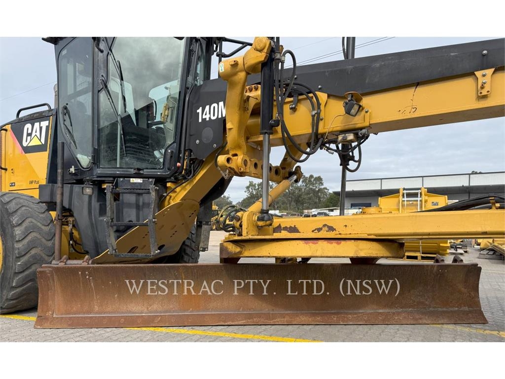 CAT 140M image 11