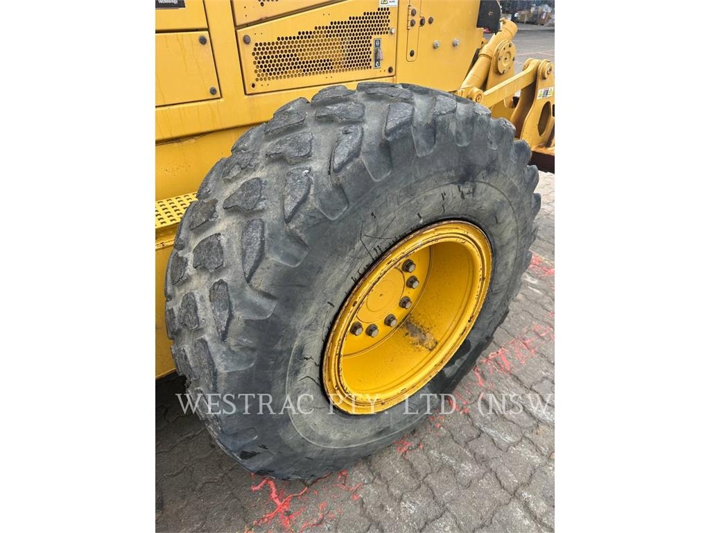 CAT 140M image 11