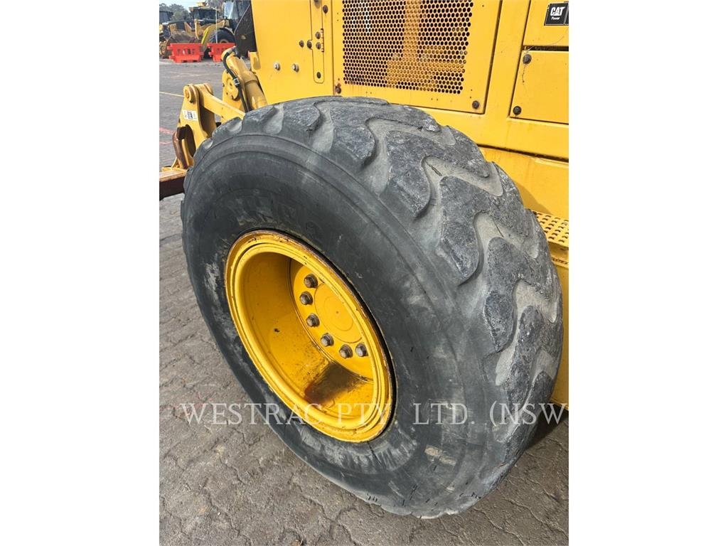 CAT 140M image 12