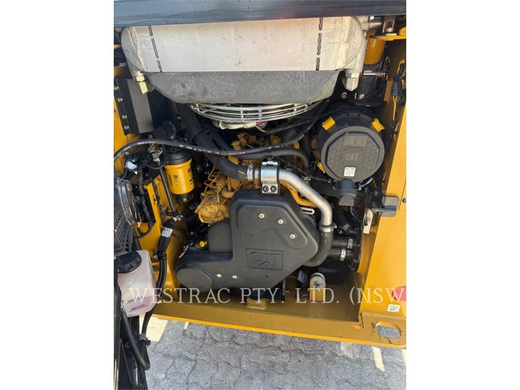 CAT 239D3 image 12