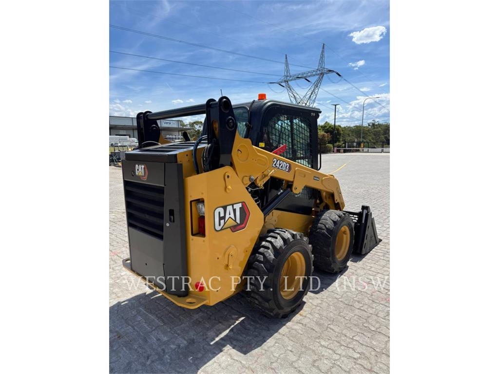 CAT 242D3 image 3