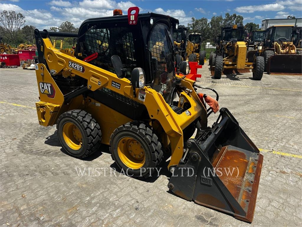 CAT 242D3 image 2