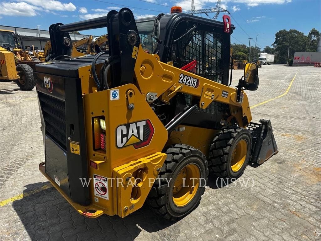 CAT 242D3 image 3