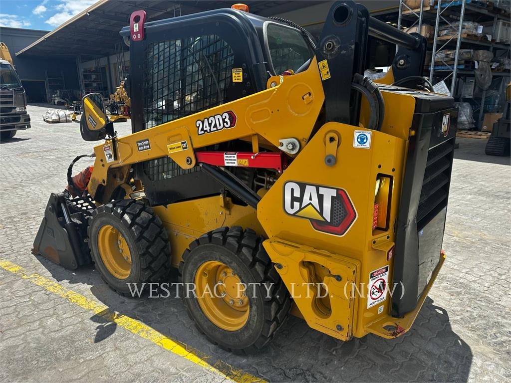 CAT 242D3 image 4