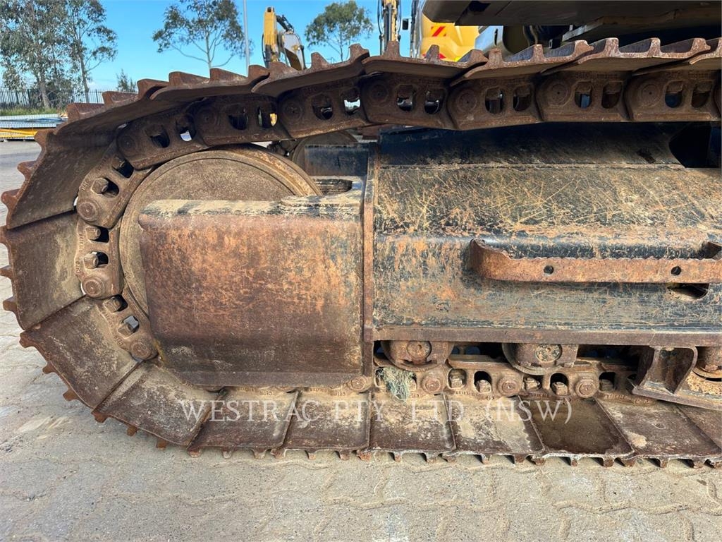 CAT 320 image 10