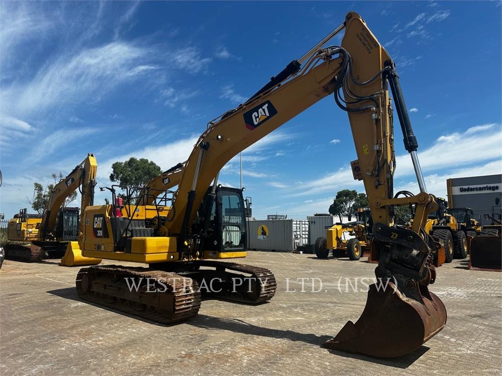 CAT 320 image 2