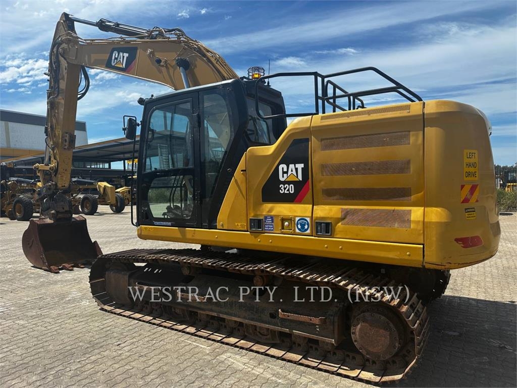 CAT 320 image 4