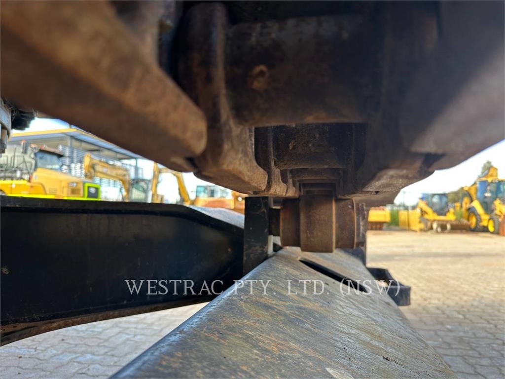CAT 323 image 12