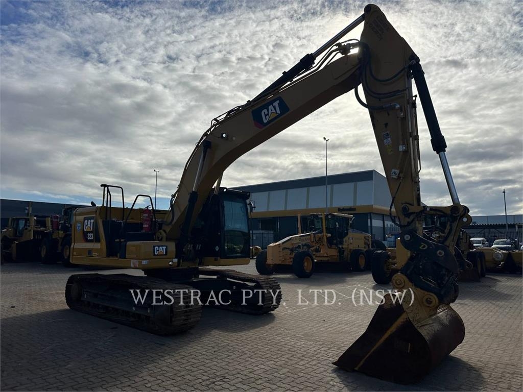 CAT 323 image 2
