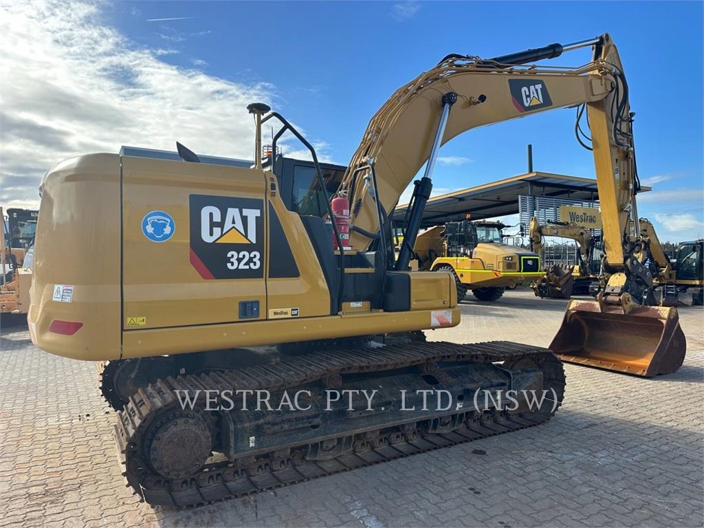 CAT 323 image 3