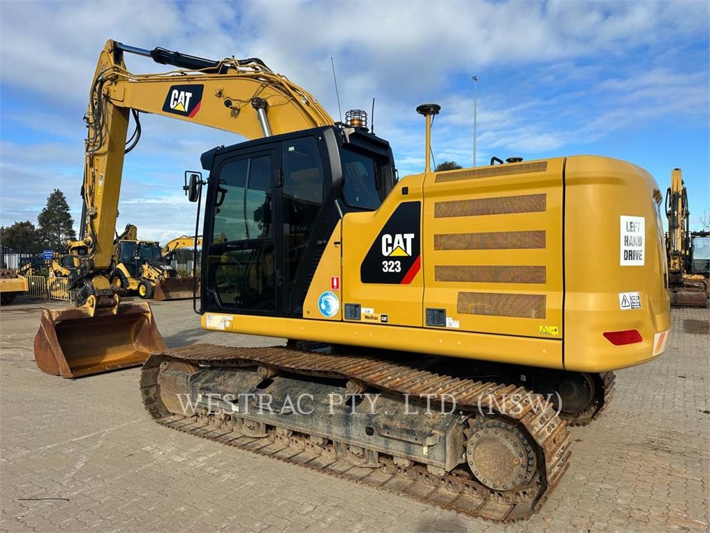 CAT 323 image 4