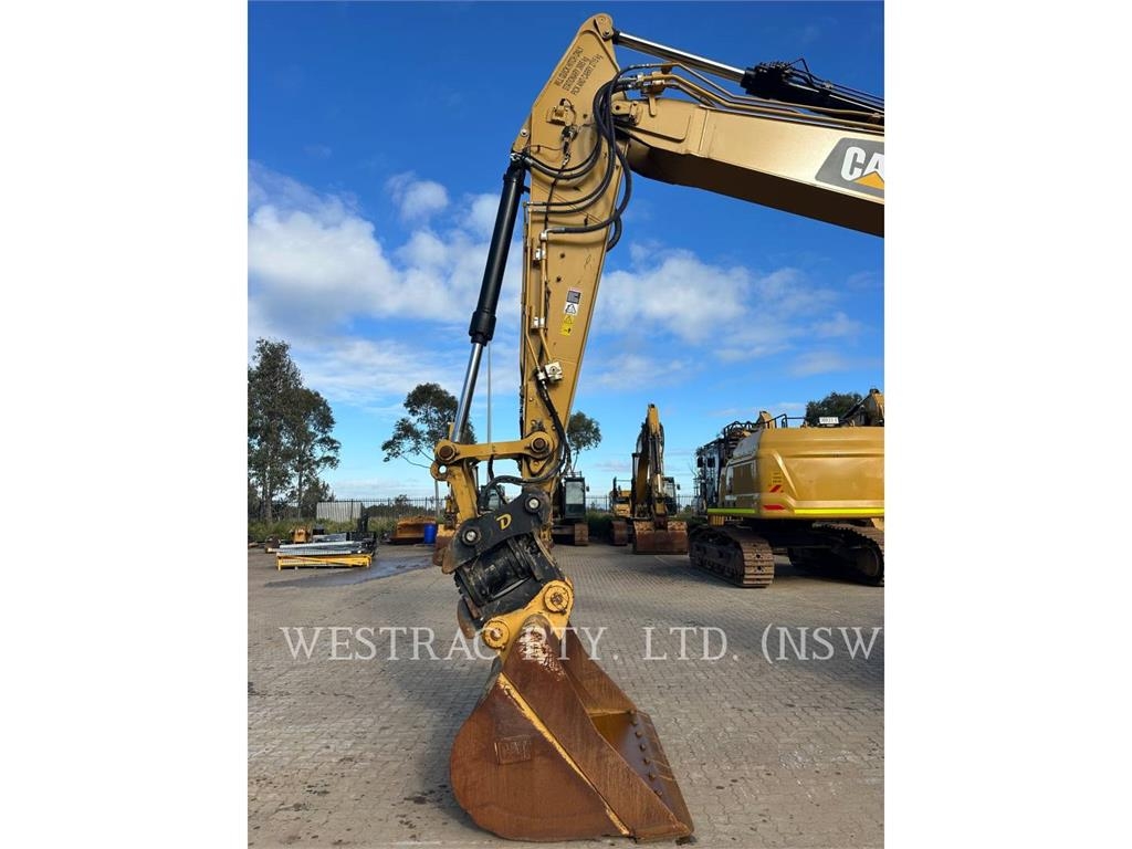 CAT 323 image 8