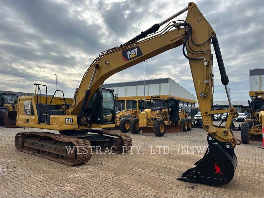 CAT 323 image 2