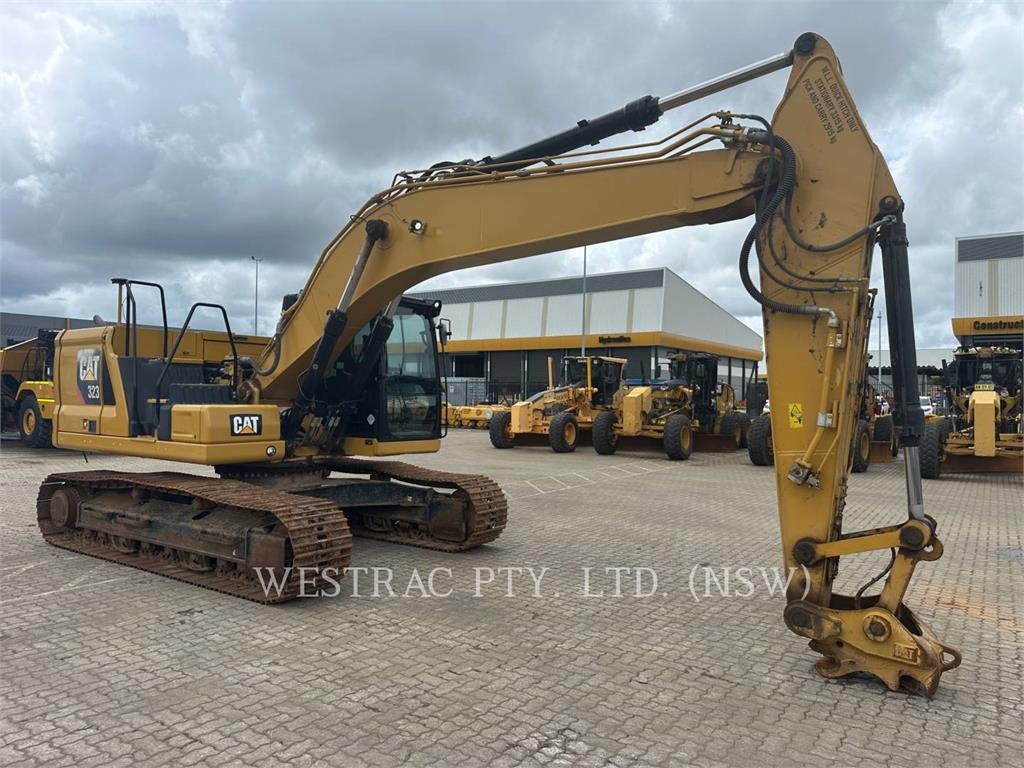 CAT 323 image 4