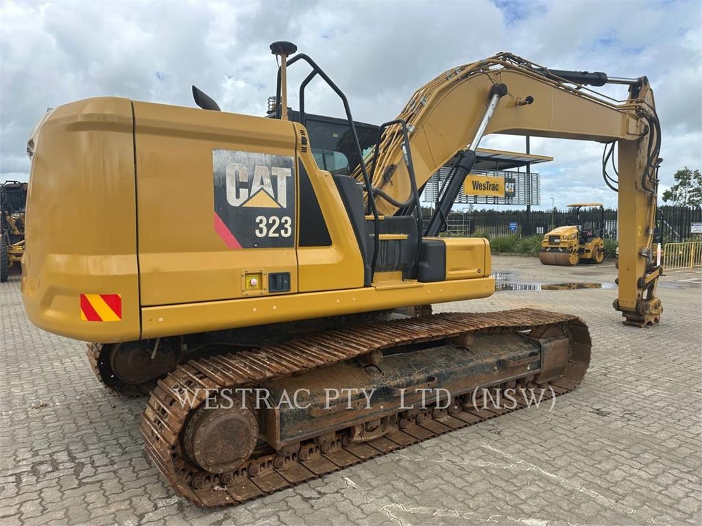 CAT 323 image 5